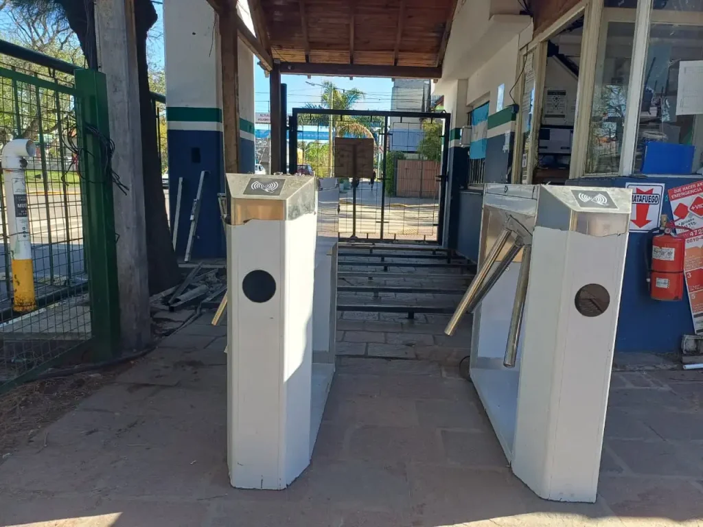 Nuevos molinetes para ingreso peatonal